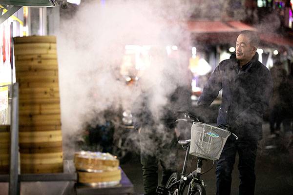 ⓒ시사IN 신선영 대림중앙시장에서 한 주민이 음식 포장을 기다리고 있다.