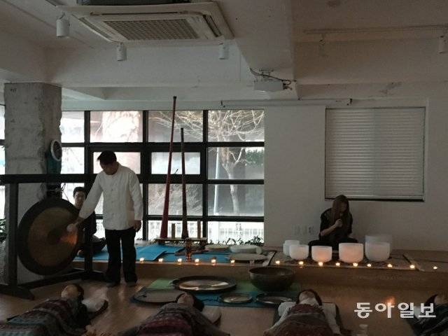 지난달 31일 서울 강남구 젠테라피 네츄럴 힐링센터에서 열린 ‘사운드 배스’ 수업. 수강생들이 크리스탈 싱잉볼, 오션 드럼, 핸드팬, 칼림바 등의 소리를 들으며 명상하고 있다. 김민기자 kimmin@donga.com