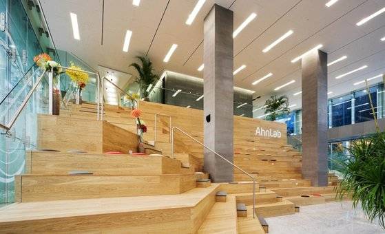 안랩은 영화 '로마의 휴일'에 등장하는 스페인계단을 본 뜬 계단 구조물을 사옥 1~2층 로비 공간에 조성했다. [사진 안랩]