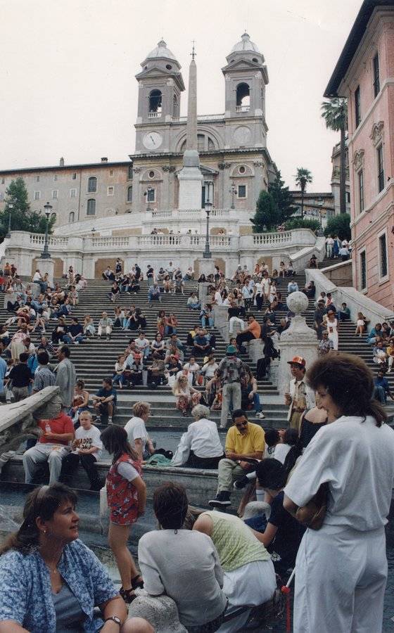 앤공주로 출연한 오드리 헵번이 아이스크림을 먹으며 서있던 스페인 광장의 계단. 많은 관광객들이 '로마의 휴일'의 영상을 떠올리며 이곳을 찾는다. [중앙포토]