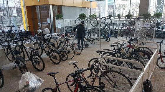 NHN엔터테인먼트 사옥 1층 로비에 있는 자전거 주차장 바이크헹어. 자전거를 최대 150대까지 수용할 수 있다. 박민제 기자