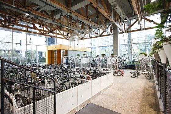NHN엔터테인먼트 사옥 1층 로비에 있는 자전거 주차장 바이크헹어에 자전거들이 빽빽이 들어차 있다. [사진 NHN엔터테인먼트]