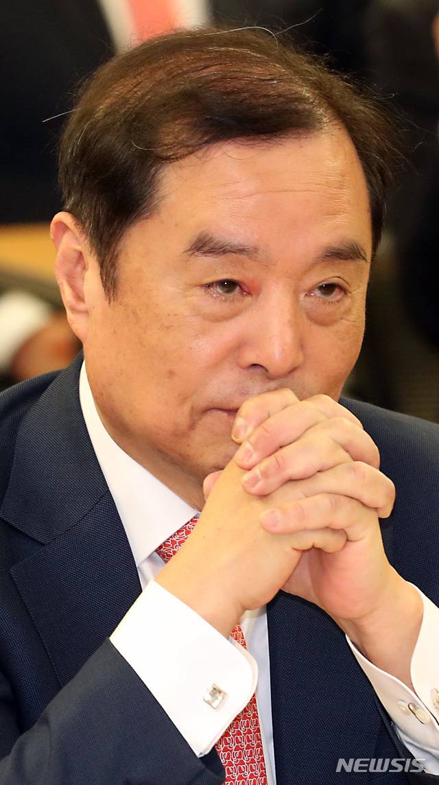 【서울=뉴시스】이종철 기자  = 8일 서울 여의도 국회 의원회관에서 열린 자유한국당 제6차 상임전국위원회에 참석한 김병준 비대위원장이 심각한 표정을 하고 있다. 2019.02.08.jc4321@newsis.com