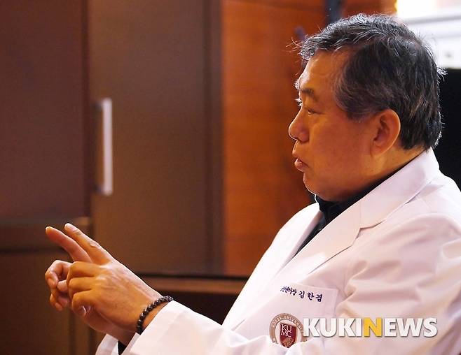 김 교수는 '우리나라에 발견되는 미라는 거의 조선시대 미라입니다. 미라는 그 사람이 살았던 시대의 모든 정보를 담고 있다.'면서 '식생활, 병력 등 등, 하지만 사람들의 관심은 온통 미라가 입고 있던 옷이나 부장품 뿐'이라고 꼬집었다.