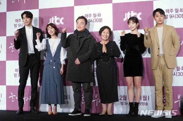 왼쪽부터 남주혁, 한지민, 김석윤PD, 김혜자, 김가은, 손호준