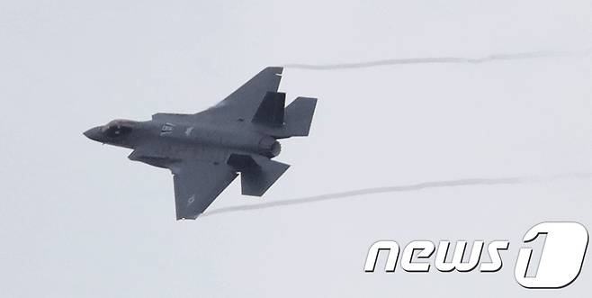 4일 전북 군산시 미 공군기지에서 실시된 한미연합 공중훈련(Vigilant ACE)에서 F-35 스텔스 전투기가 훈련을 하고 있다.2017.12.4/뉴스1 © News1 문요한 기자