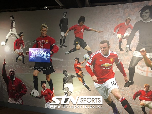 레전드들과 나란히 박물관에 온 팬들을 맞이하는 박지성