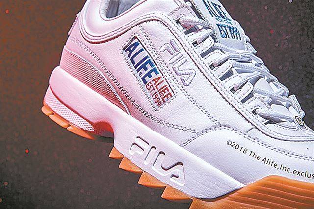 20년 전 모델을 새롭게 탄생시켜 10대 청소년들로부터 선풍적인 인기를 끌고 있는 휠라의 ‘디스럽터2’. 휠라 제공