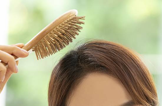 두피가 손상되거나 빨리 노화되면 혈액순환에 이상이 생기면서 탈모로 이어질 수 있다.​/사진=임이석테마피부과 제공