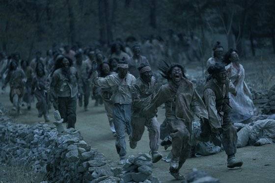 드라마 ‘킹덤’. 서구에서 탄생한 좀비 액션 장르를 조선시대 배경에 녹여 새롭게 만들어냈다. [사진 넷플릭스]