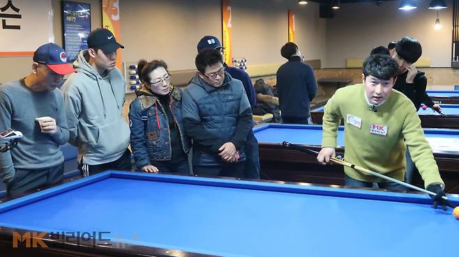 "다득점을 위한 모아치기는요…"지난달 26일 서울 필동 당구클럽에서 진행된 공개레슨은 30여 명의 당구팬들이 참가한 가운데 3시간 가량 실시됐다. 이 자리에서 이기범 선수는 고득점을 위한 당구 공 모으기, 세리 등 ‘고난도’ 4구 기술을 직접 시범 보이고, 팬들과의 질의응답 및 즉석 원포인트 레슨 시간도 가졌다.