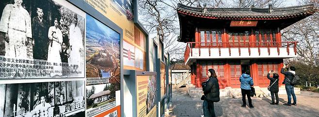 쓸쓸한 매헌 루쉰공원(옛 훙커우공원) 내 `윤봉길 의사 생애사적 전시관` 전경. 우측 정자 이름은 `매헌`으로, 윤봉길 의사의 호를 그대로 따왔다. 한때 하루 300~400명 넘는 한국인으로 북새통을 이뤘던 이곳은 하루 방문객이 수십 명으로 줄어들었다. 윤봉길 의사는 바로 이 루쉰공원에서 `물통형 폭탄`을 던져 일제 요인을 사살했다. [상하이 = 이승환 기자]