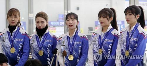 경기도청 컬링, '팀킴' 꺽고 우승 (진천=연합뉴스) 이승민 기자 = 13일 오전 충북 진천선수촌에서 열린 제100회 전국동계체육대회 컬링 여자일반부 결승전에서 승리한 경기도청 선수들이 인터뷰하고 있다. 2019.2.13 logos@yna.co.kr
