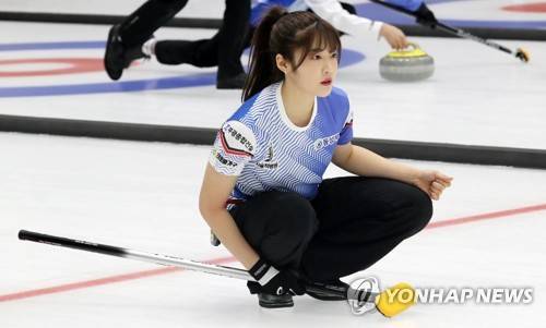 스톤 응시하는 설예은 (진천=연합뉴스) 이승민 기자 = 13일 오전 충북 진천선수촌에서 열린 제100회 전국동계체육대회 컬링 여자일반부 결승전에서 경기도청 설예은가 스톤을 응시하고 있다. 2019.2.13 logos@yna.co.kr