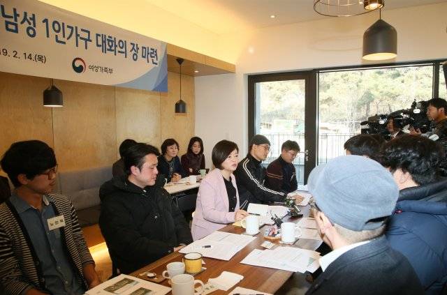 진선미 여성가족부 장관이 14일 서울 도봉구 주거 공동체에서 홀로 사는 30, 40대 남성들을 만나 이들이 겪은 일상 속 차별과 제도적 미비점에 대해 듣고 있다. 여성가족부 제공