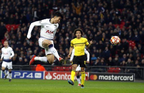 토트넘 공격수 손흥민이 14일(한국시간) 유럽축구연맹(UEFA) 챔피언스리그 1차전 도르트문트와의 경기에서 득점을 터뜨리고 있다. AP뉴시스