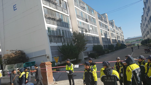 2017년 11월 15일 규모 5.4의 지진으로 아파트가 기울고 파손되는 등 큰 피해를 입은 포항시 북구 흥해읍 대성아파트 입구를 경찰이 출입통제하고 있다.