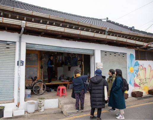 전북 전주시 완산구 중노송동에서 한달 동안 살고 있는 청년들이 지난달 10일 골목에서 이웃 주민을 만나고 있다.  전주시사회혁신센터 제공