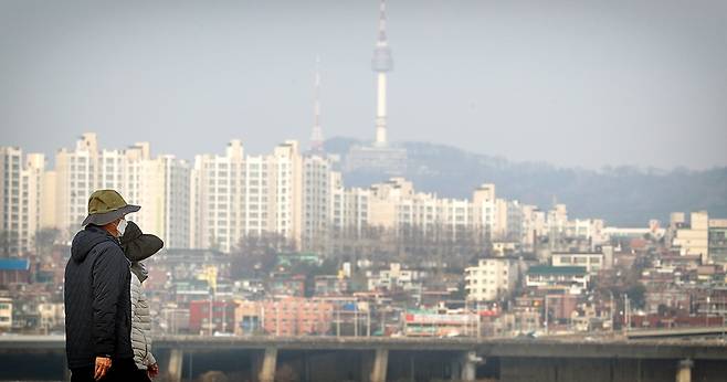 추위가 풀린 뒤 초미세먼지가 ‘나쁨' 수준을 보인 지난달 25일 오전 서울 한강공원 반포지구에 나온 시민들이 마스크를 쓴 채 활동하는 모습.  신소영 기자 viator@hani.co.kr