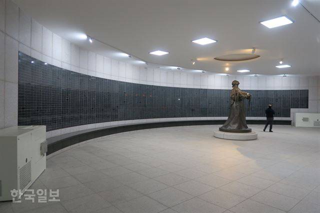 광주 서구 5ㆍ18공원 내 추모공간 벽면에 5ㆍ18 관련자 4,296명의 명단이 새겨져 있다. 김종구 기자
