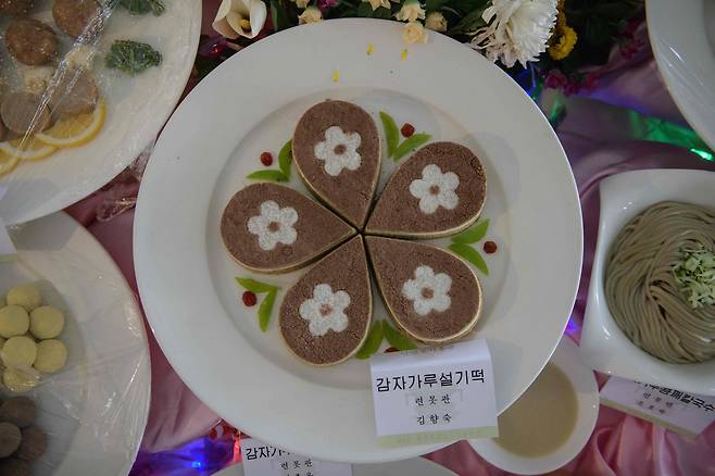 13일 평양에서 열린 북한 전국요리대회에 출품된 감자가루로 만든 요리 중 하나. 감자가루설기떡.[AFP=연합뉴스]