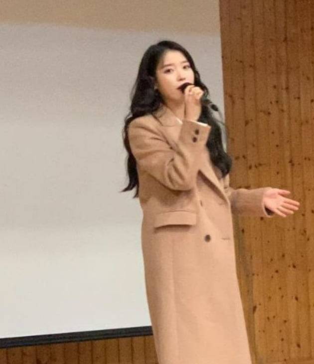 아이유 팬 졸업식 참석 /사진=아이유 공식 트위터