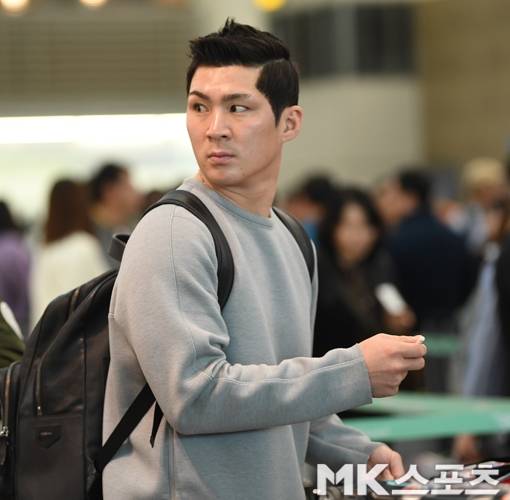 지난 1월20일 오후 LG 트윈스 선발대가 개인훈련과 스프링캠프를 위해 호주로 출국했다. 호주 스프링캠프에는 2년 25억 FA계약을 맺은 박용택과 투수(9명) 심수창, 이동현, 진해수, 여건욱, 문광은, 정찬헌, 최동환, 배재준, 임찬규와 포수 정상호. 내야수(5명) 김용의, 김재율, 윤진호, 정주현, 오지환, 그리고 외야수(4명) 이형종, 채은성, 전민수, 김호은 등 총 20명이 선발대로 출국했다. 오지환이 출국 수속을 밟고 있다. 사진=김재현 기자