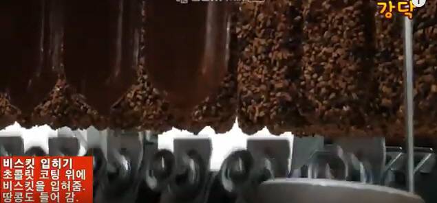 돼지바 분태 입히는 공정 과정.(사진=유튜브 ‘강신우의 닥치Go’ 캡처)