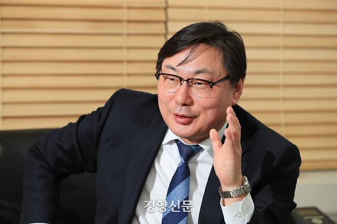 경기도청 서울사무소에서 이화영 경기도 평화부시장이 남북관계에 대한 생각을 말하고 있다. / 이준헌 기자