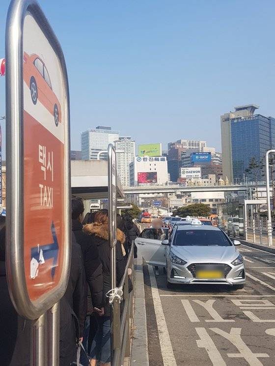 서울 택시요금이 5년4개월 만에 인상된 16일 오전 서울역에서 시민들이 택시를 기다리고 있다. 임선영 기자