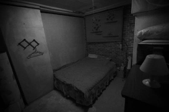 외부와 단절된 좁은 공간에서 모든 문제를 스스로 감당해야 하는 성매매 여성들. 김경록 기자