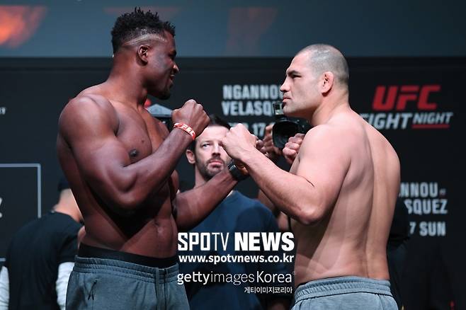 ▲ 케인 벨라스케즈는 17일 UFC 온 ESPN 계체에서 관중들의 응원에 포효하며 답했다.