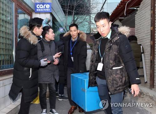 동물권단체 케어 압수수색 마친 경찰 (서울=연합뉴스) 임헌정 기자 = 경찰이 무분별한 동물 안락사 논란과 관련 31일 오후 서울 종로구 동물권단체 케어 사무실을 압수수색을 한 뒤 압수품을 옮기고 있다. 2019.1.31 kane@yna.co.kr