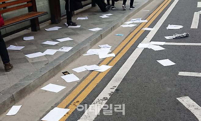 15일 정부세종청사 행정안전부 별관 앞 버스정류장에 국책연구기관과 국토교통부의 공문서를 포함한 서류가 나뒹굴고 있다[사진=조진영 기자]