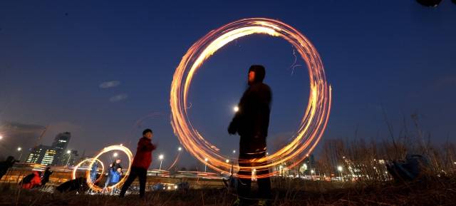시민들이 정월대보름을 맞아 쥐불놀이 등 민속놀이를 하는 모습. 사진 김경호 기자
