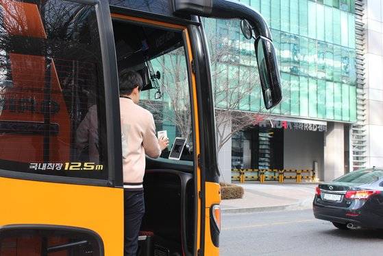 카카오의 통근버스. 버스에 승차할 때 스마트폰 속 '카카오 통근버스' 앱으로 결제 QR코드를 내려 받은 뒤 요금을 지불한다. [사진 카카오]