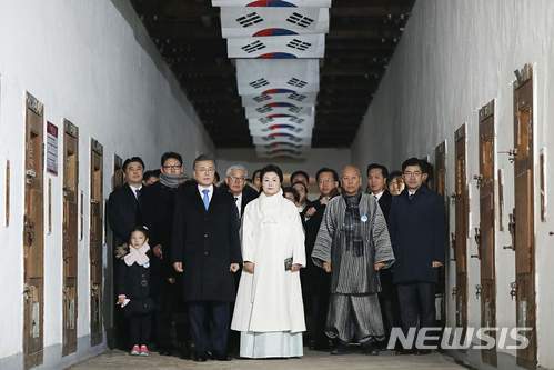 【서울=뉴시스】 지난해 3월1일 오전 서울 서대문형무소 역사관에서 열린 제99주년 3ㆍ1절 기념식에 참석한 문재인 대통령과 부인 김정숙 여사가 서대문 옥사에 마련된 특별전시를 관람한 뒤 식장으로 향하고 있다. 2018.03.01. (사진=청와대 제공) photo@newsis.com