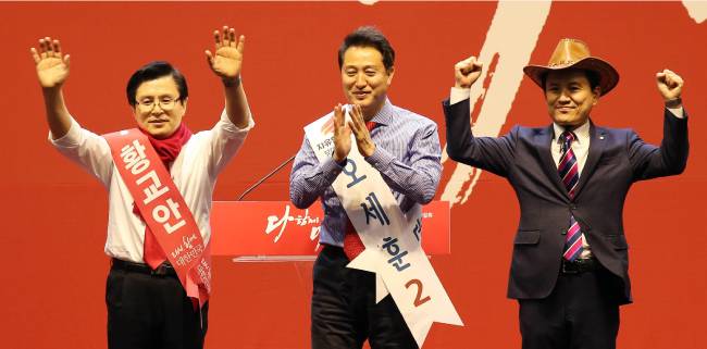 2월 14일 대전 한밭체육관에서 열린 자유한국당 2·27전당대회 충청·호남권 첫 합동연설회에서 당 대표 선거에 출마한 황교안 전 국무총리, 오세훈 전 서울시장, 김진태 의원(왼쪽부터)이 당원들에게 인사하고 있다. [동아일보 양회성 기자]