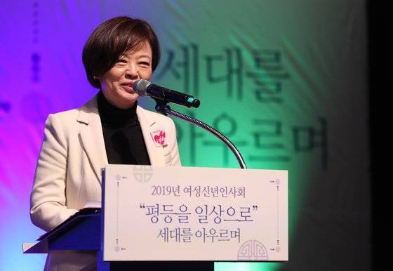 진선미 여성가족부 장관이 지난달 18일 오후 서울 대한상공회의소 국제회의장에서 열린 2019년 여성신년인사회에서 환영인사를 하고 있다. [연합뉴스]