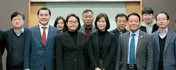 대한국토·도시계획학회는 지난 18일 한국과학기술회관에서 정창무 학회장(서울대 교수·오른쪽 넷째) 등이 참여한 가운데 세미나를 열고 `국토·도시 10대 뉴스`를 선정했다.   [사진 제공 = 국토학회]