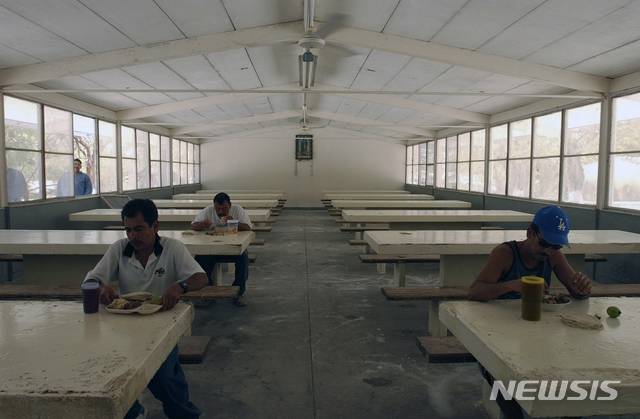 【마사틀란( 멕시코) = AP/뉴시스】멕시코 남부의 마사틀란 남쪽에 있는 이슬라 마리아 섬 연방교도소의 공동식당에서 식사를 하는 재소자들. 멕시코정부는 앞으로 이곳을 폐쇄하고 이 섬을 문화 및 환경 교육장으로 활용하겠다고 발표했다.