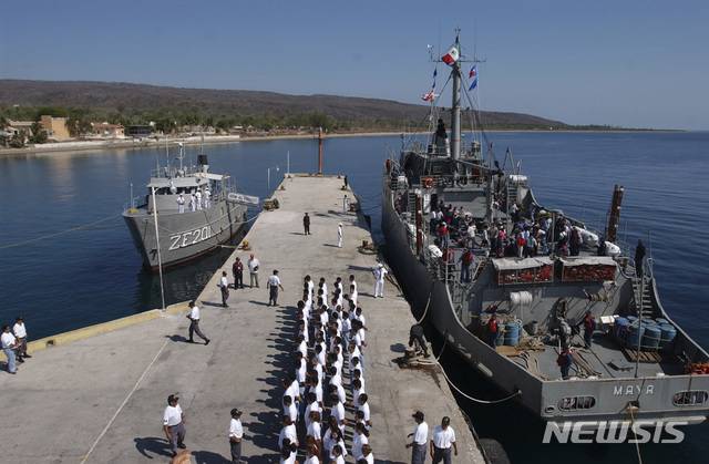 【AP/뉴시스】이슬라 마리아 연방 섬교도소에 도착한 재소자들이 2005년 5월12일 부두에서 줄을 서서 점검을 받고 있는 자료사진.