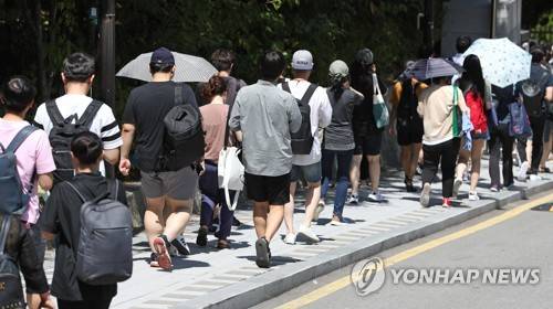 국가공무원 7급 공채 필기 마친 수험생들 [연합뉴스 자료사진]