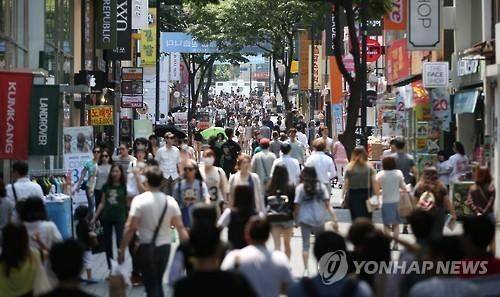 서울 중구 명동 길거리를 찾은 사람들. 사진은 기사 중 특정표현과 관계 없음. 사진=연합뉴스