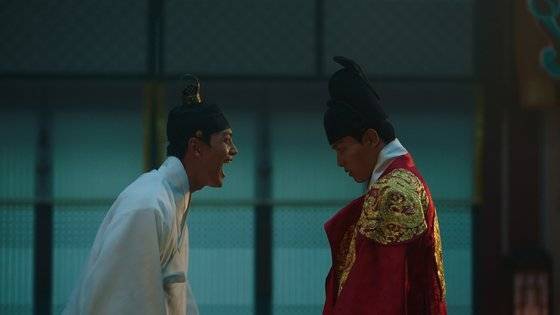 드라마 '왕이 된 남자'의 한 장면. 임금(여진구 1인2역)이 자신을 쏙 빼닮은 광대 하선을 보고 놀라고 있다. [tvN]