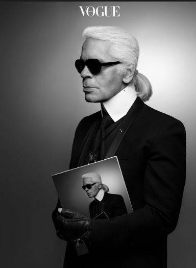 프랑스 파리에서 지난 19일(현지시간) 오후 별세한 칼 라거펠트. 그는&nbsp;생전&nbsp;트레이드 마크는 검은선글라스, 뒤로 묶은 흰머리, 단정한 검은 계통의 수트, 손가락 장갑으로 유명했다.