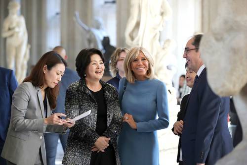 지난해 10월 프랑스에서 열린 한·불 정상회담에서 문재인 대통령 부인 김정숙(사진 왼쪽에서 두번째)&nbsp;여사는 칼 라거펠트가 디자인한 샤넬의 한글 트위트 재킷을 대여해 착용했다.