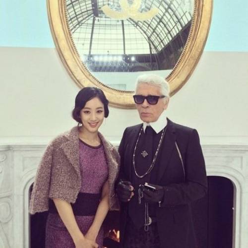 배우 정려원(사진 왼쪽)과&nbsp;칼 라거펠트가 함께 기념촬영한 사진.