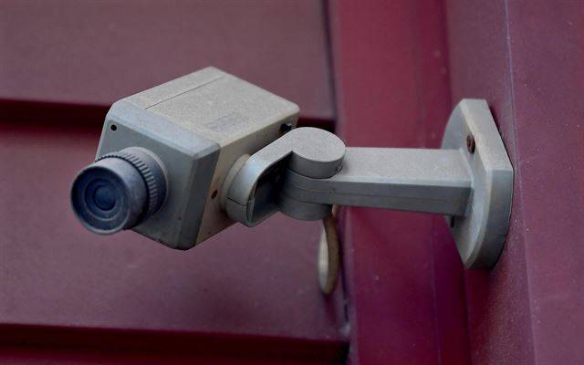 7일 서울 중구의 한 건물 외벽에 설치된 모형 감시카메라.