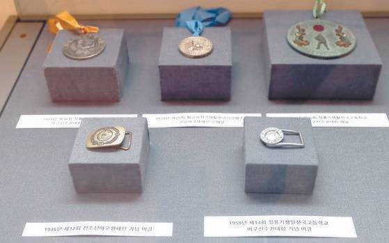 1930~50년대 아마추어 야구 기념 메달. [최정동 기자]